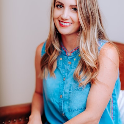 阿根廷球星梅西在比赛中带球突破